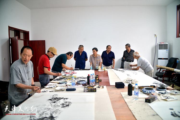 南开画院组织画家深入北方陶艺中心开展文化交流活动现场.