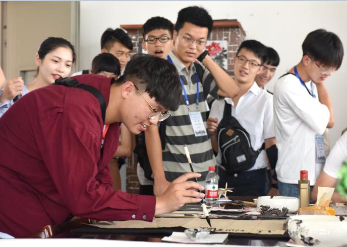 7月12日,来自台湾大学生走进安徽理工大学开展科技文化交流访学活动